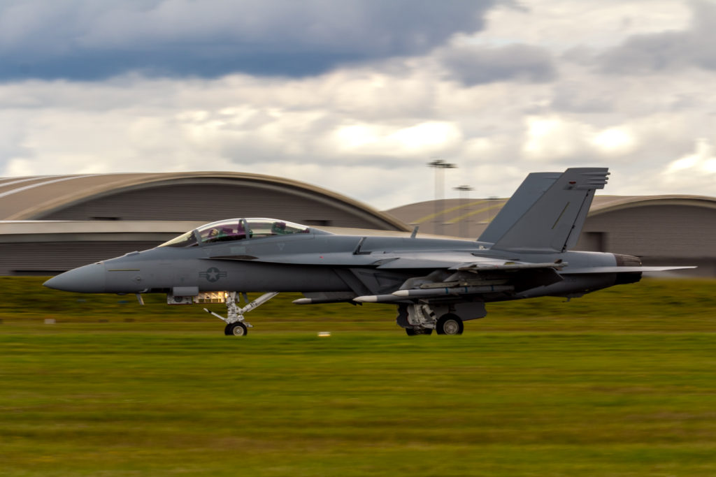 F/A-18F נוחת בתערוfה האוירית בפרנבורו, יולי 2016