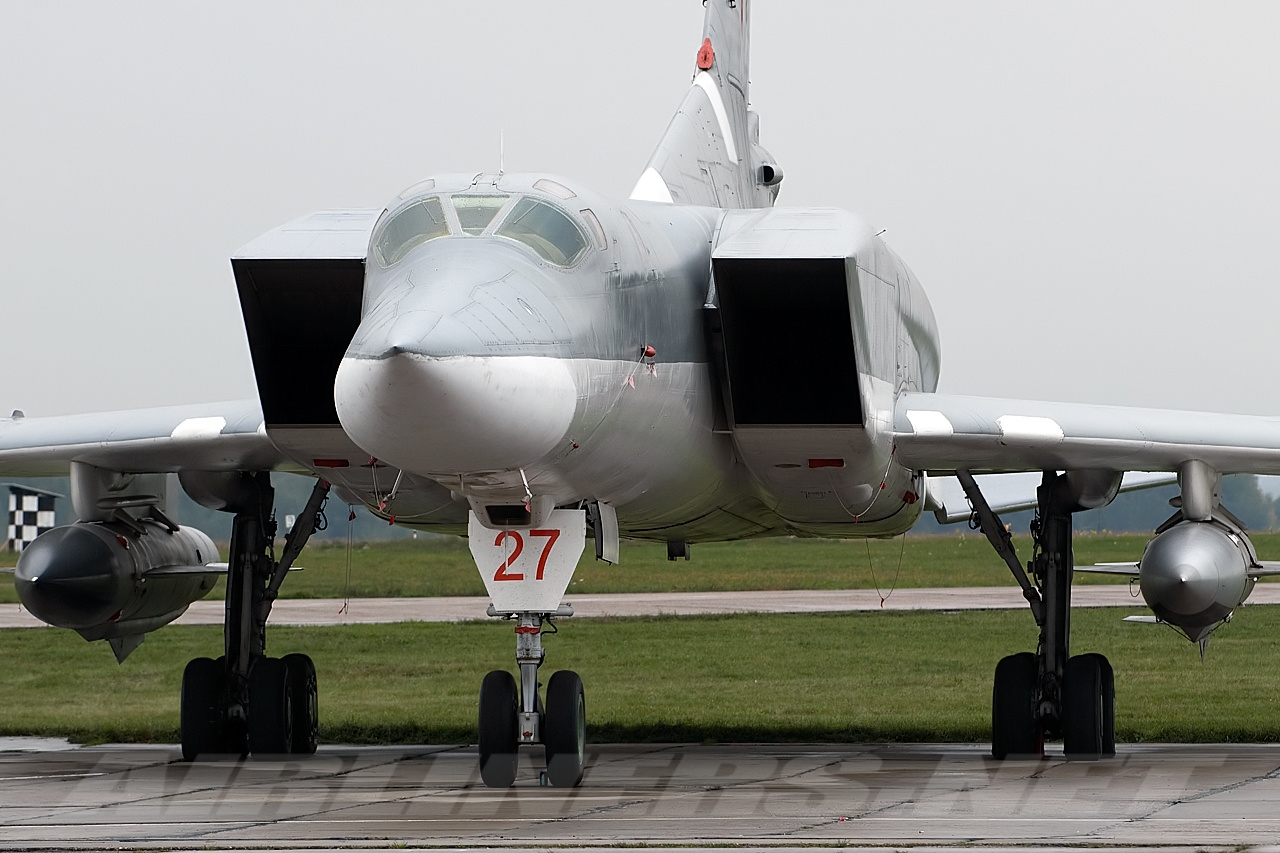 טופולב tu-22m בקפייר נושא שני טילי kh-22 בשנת 2010