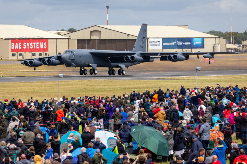 B-52 ממריא לפני קהל הצופים של RIAT 2023